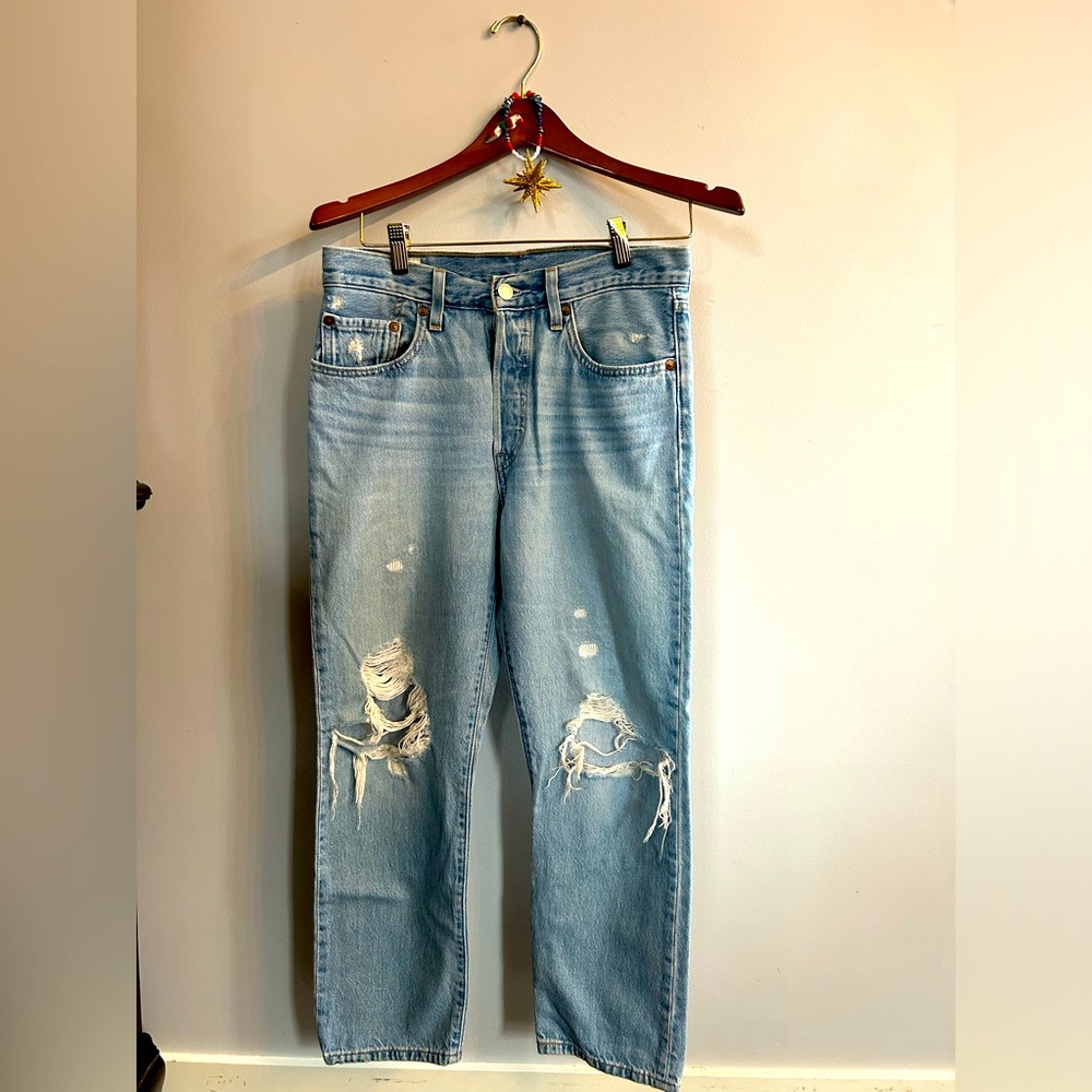 Levi’s high rise, button fly cropped jeans! ✌️